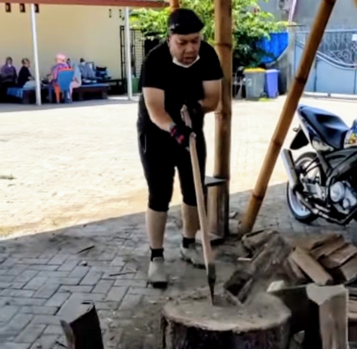 Fahri Hamzah mengapak kayu bakar sat mudik