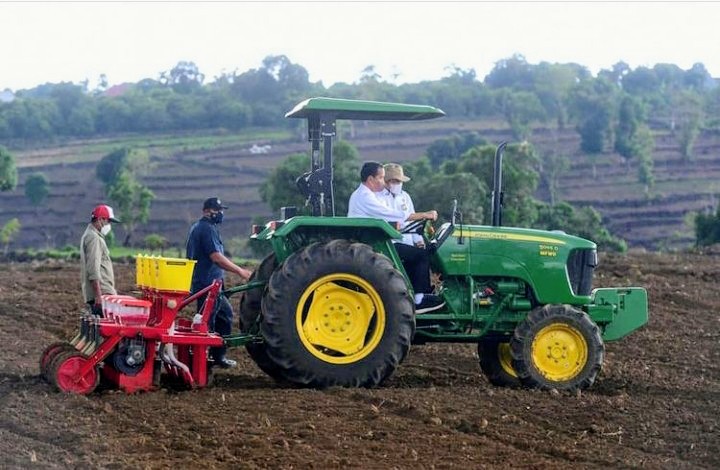 Presiden Jokowi mengendarai traktor