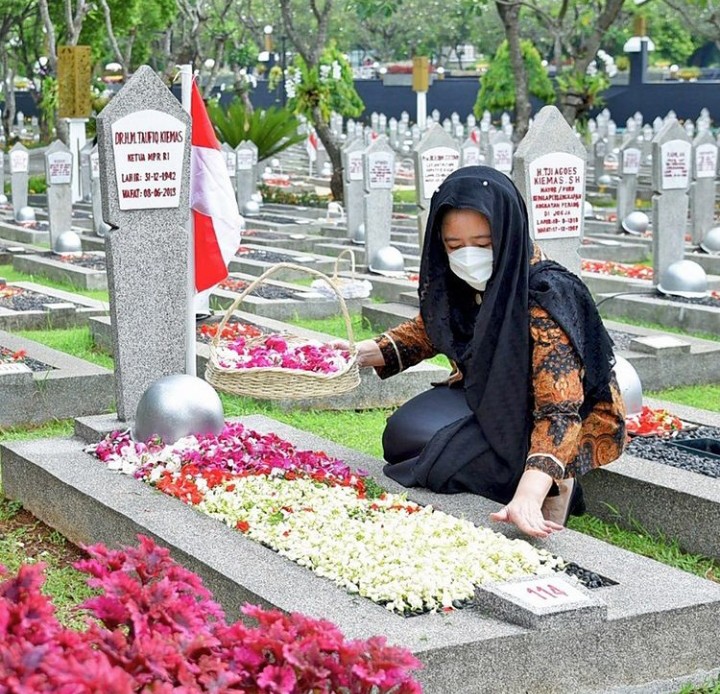 Puan Maharani ziarah dimakam ayahnya, H. Muhammad Taufik Kiemas, di TMP Kalibata