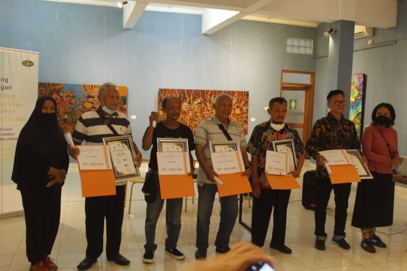 Lima Perupa menerima penghargaan 