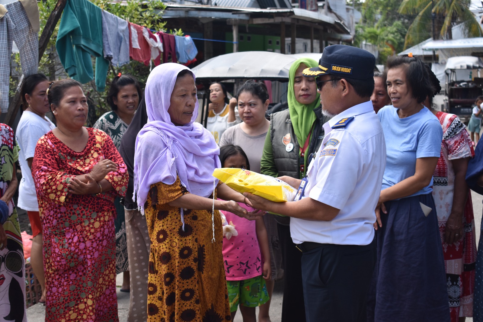 Warga Terdampak Banjir Di Gorontalo Terima Bantuan – Defacto.id